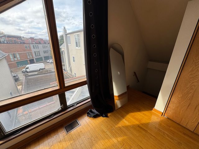 2742 N Kenmore Avenue, Chicago, IL 60614