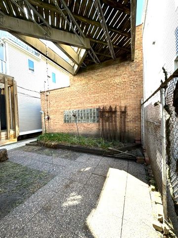 2742 N Kenmore Avenue, Chicago, IL 60614