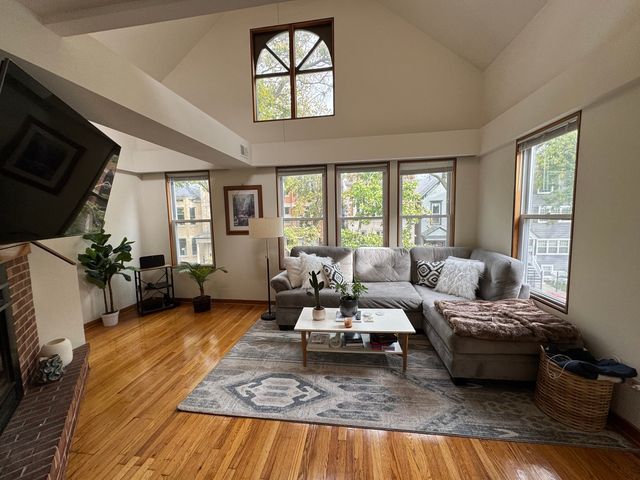 2742 N Kenmore Avenue, Chicago, IL 60614