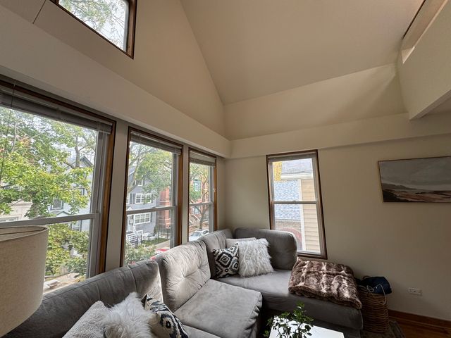 2742 N Kenmore Avenue, Chicago, IL 60614