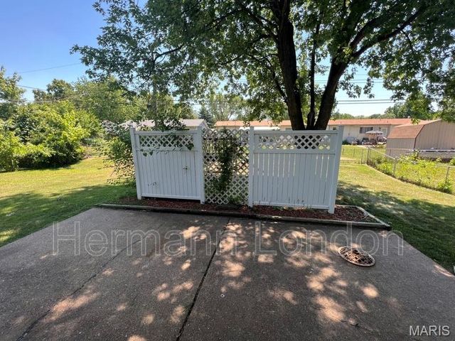 2478 Carousel Court, Florissant, MO 63031