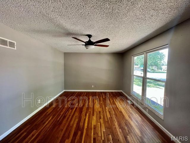 2478 Carousel Court, Florissant, MO 63031
