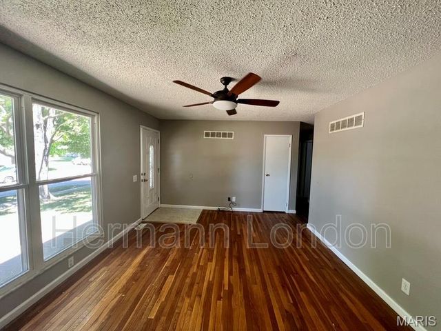 2478 Carousel Court, Florissant, MO 63031