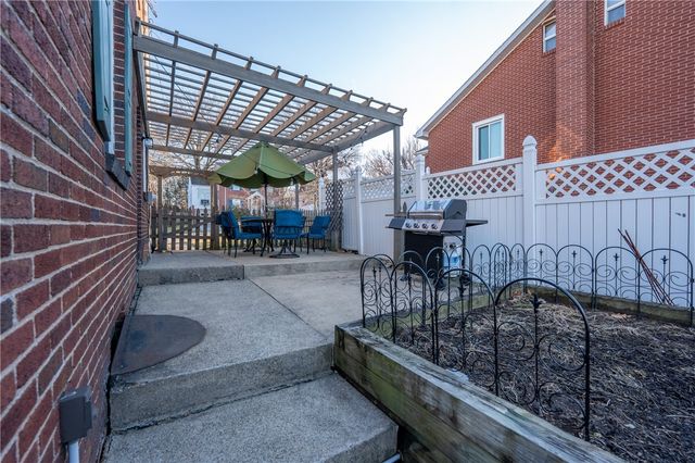 32 W Tacoma Ave, Latrobe, PA 15650