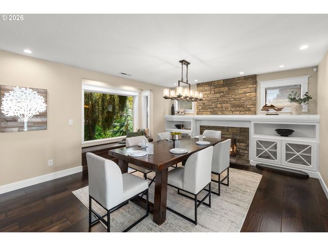 9833 Se EASTVIEW Dr, Happy Valley, OR 97086