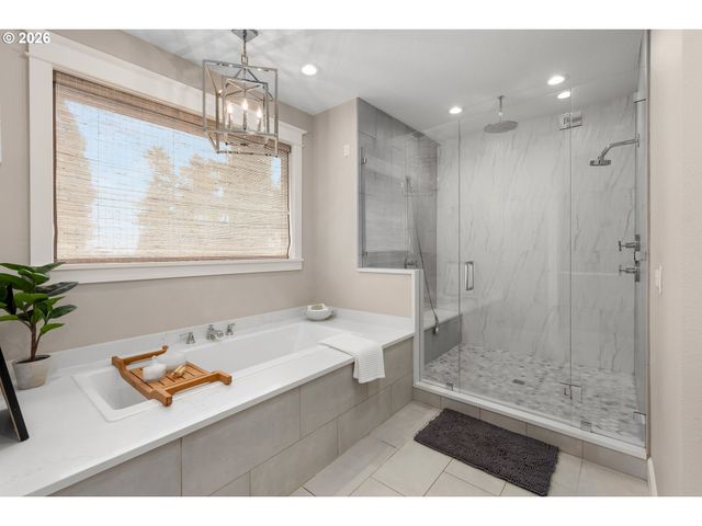 9833 Se EASTVIEW Dr, Happy Valley, OR 97086