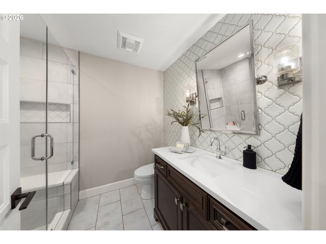 9833 Se EASTVIEW Dr, Happy Valley, OR 97086