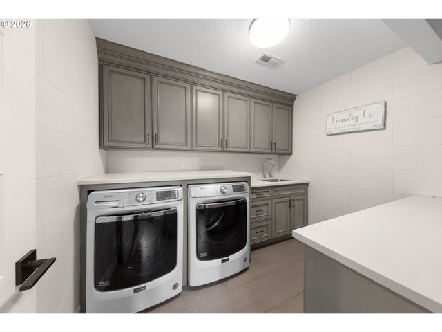 9833 Se EASTVIEW Dr, Happy Valley, OR 97086
