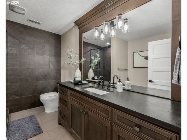 9833 Se EASTVIEW Dr, Happy Valley, OR 97086