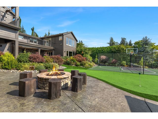 9833 Se EASTVIEW Dr, Happy Valley, OR 97086