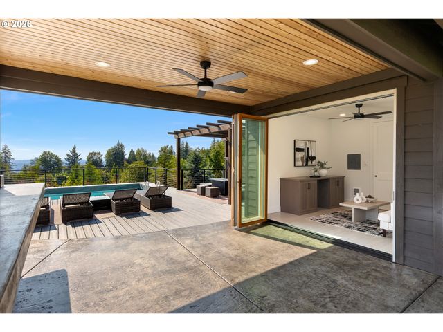 9833 Se EASTVIEW Dr, Happy Valley, OR 97086