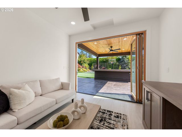 9833 Se EASTVIEW Dr, Happy Valley, OR 97086