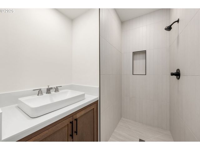 9833 Se EASTVIEW Dr, Happy Valley, OR 97086