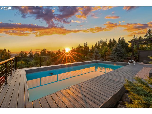 9833 Se EASTVIEW Dr, Happy Valley, OR 97086