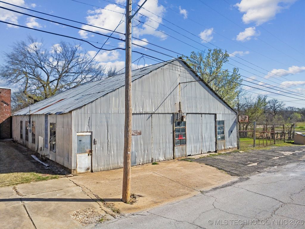 311 E 5th Street, Okmulgee, OK 74447