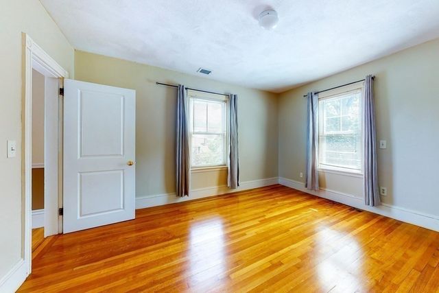 21 Robertson St, Quincy, MA 02169