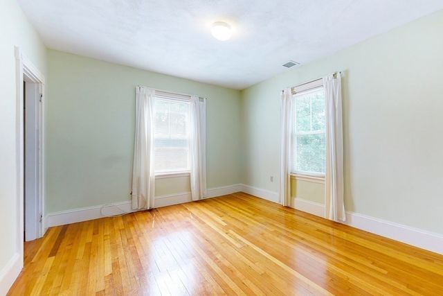 21 Robertson St, Quincy, MA 02169