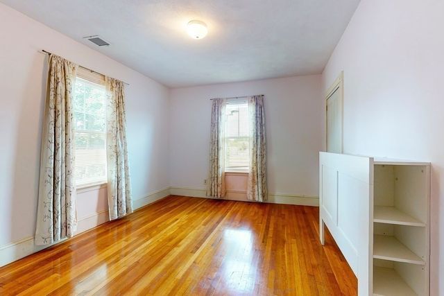 21 Robertson St, Quincy, MA 02169