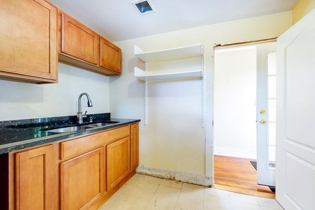 21 Robertson St, Quincy, MA 02169