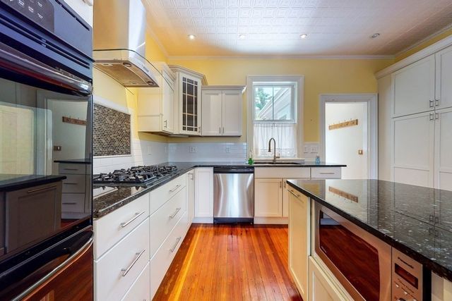 21 Robertson St, Quincy, MA 02169