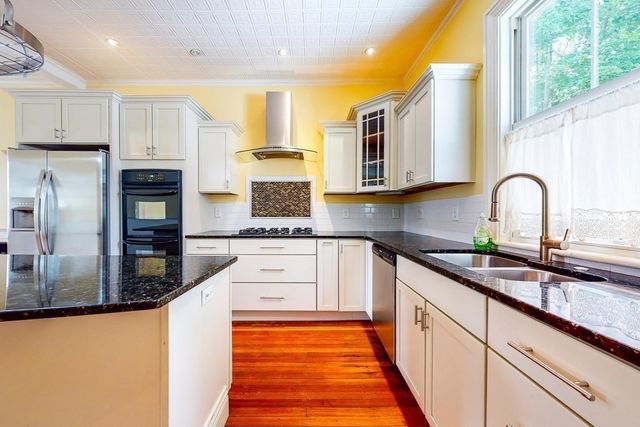 21 Robertson St, Quincy, MA 02169