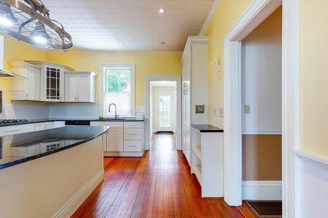 21 Robertson St, Quincy, MA 02169