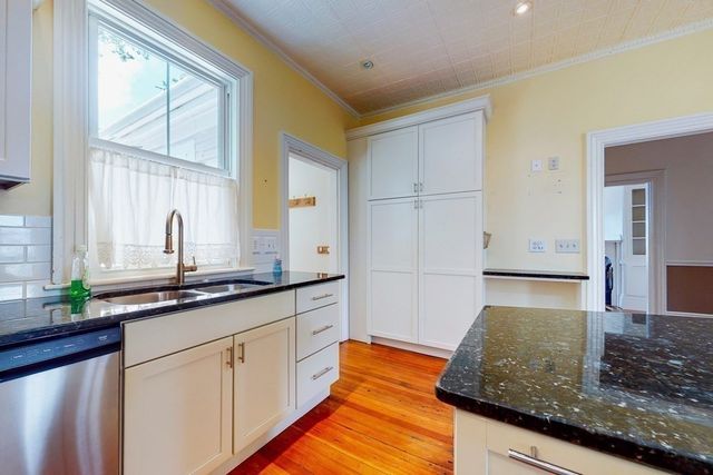 21 Robertson St, Quincy, MA 02169