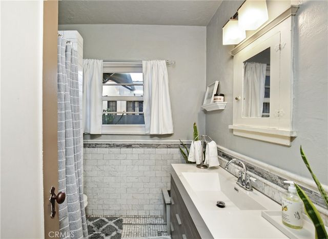 404 N Vinedo Avenue, Pasadena, CA 91107