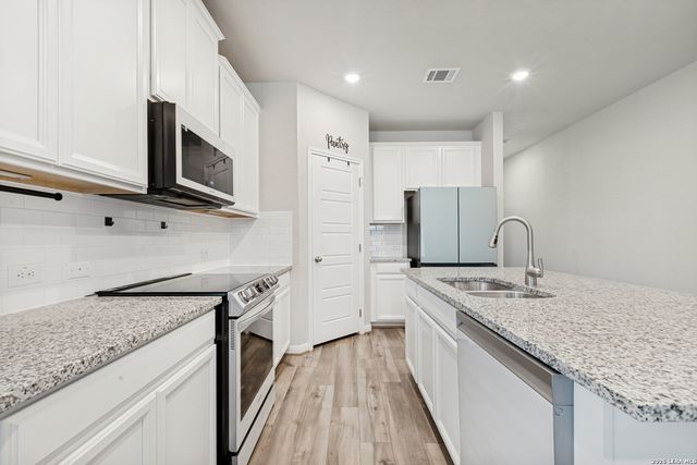 9511 BONITO FALLS DR, Converse, TX 78109