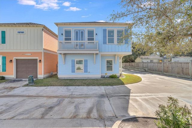 305 Sailhouse Way, Rockport, TX 78382