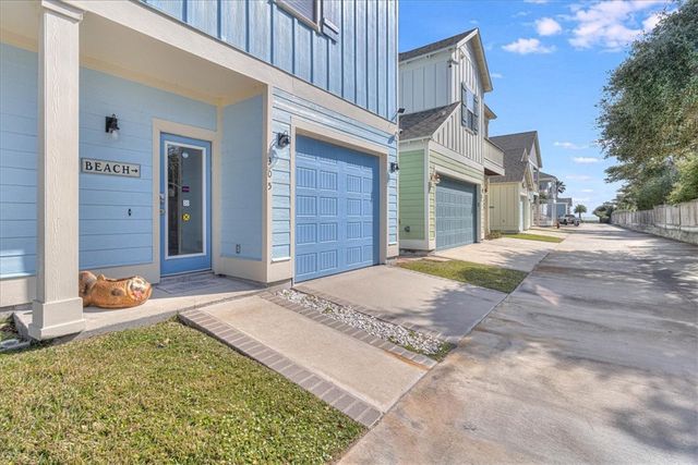 305 Sailhouse Way, Rockport, TX 78382