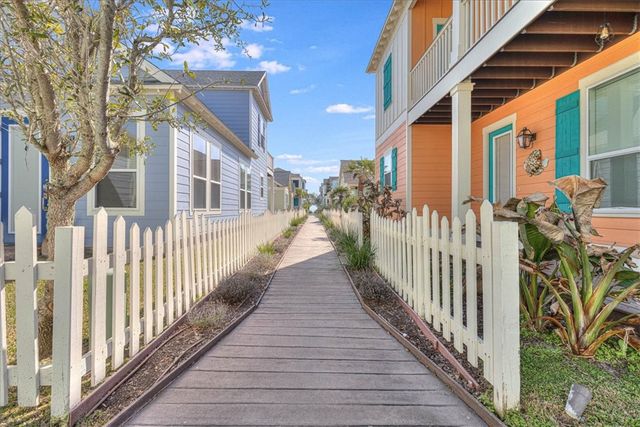 305 Sailhouse Way, Rockport, TX 78382