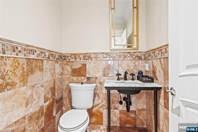 512 Winterburn Grove, Cliffside Park, NJ 07010