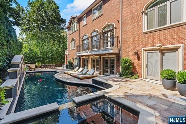 512 Winterburn Grove, Cliffside Park, NJ 07010