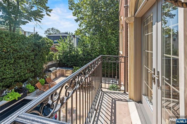 512 Winterburn Grove, Cliffside Park, NJ 07010