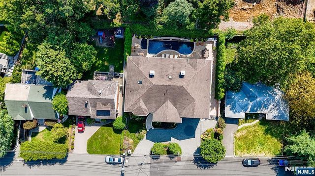 512 Winterburn Grove, Cliffside Park, NJ 07010