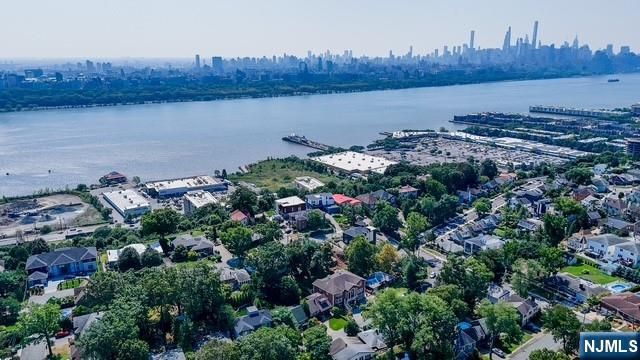 512 Winterburn Grove, Cliffside Park, NJ 07010