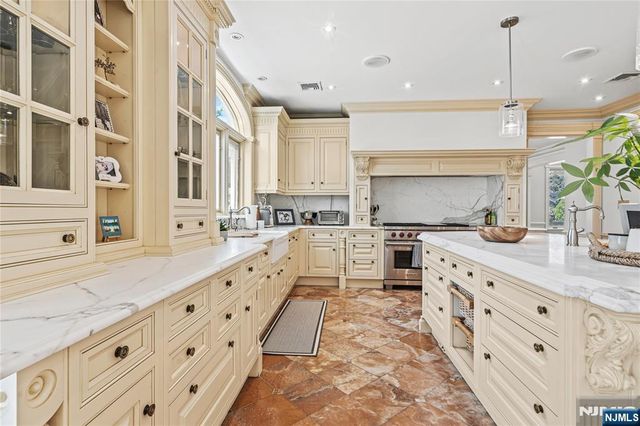 512 Winterburn Grove, Cliffside Park, NJ 07010
