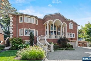 512 Winterburn Grove, Cliffside Park, NJ 07010