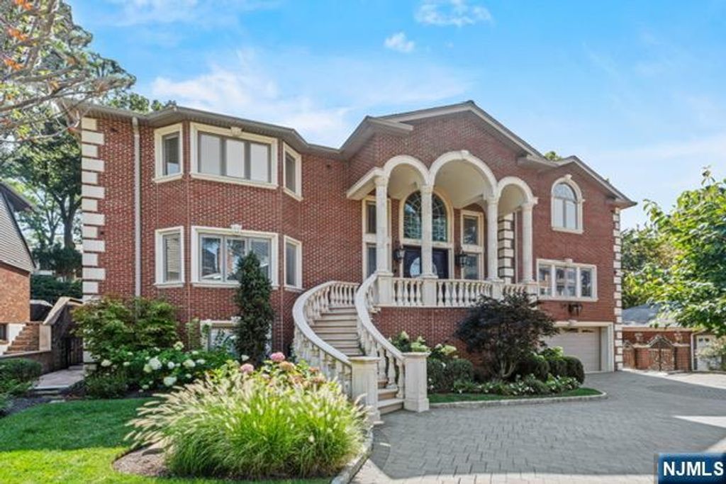 512 Winterburn Grove, Cliffside Park, NJ 07010