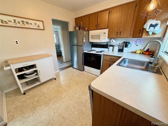 579 Lerner Avenue, Commerce Twp, MI 48017