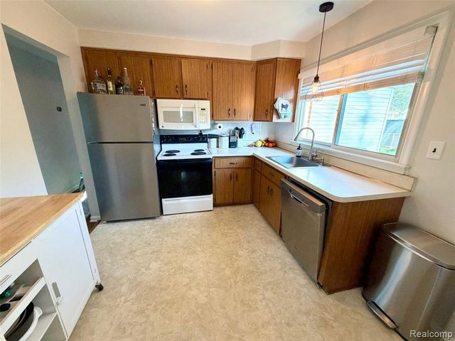 579 Lerner Avenue, Commerce Twp, MI 48017