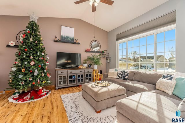 7420 W Luke Dr Drive, Sioux Falls, SD 57106