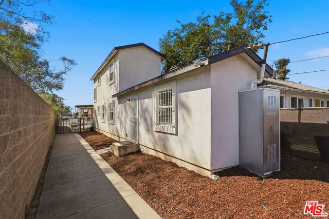 2216 5th Avenue, Los Angeles, CA 90018