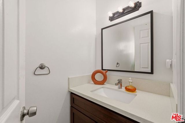 2216 5th Avenue, Los Angeles, CA 90018