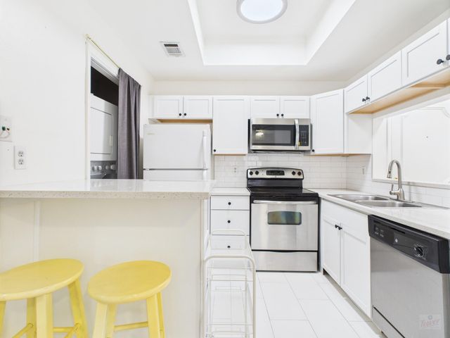 806 W 24th ST 114, Austin, TX 78705