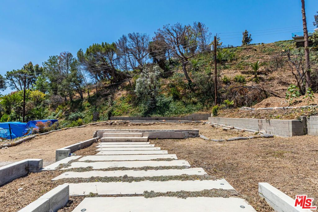 Image 3 of property listing at 767 Jacon Way, Pacific Palisades, CA 90272