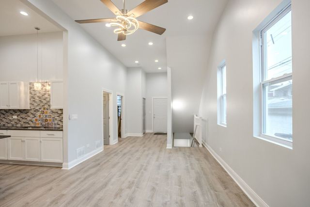 1013 W 18th Place, Chicago, IL 60608