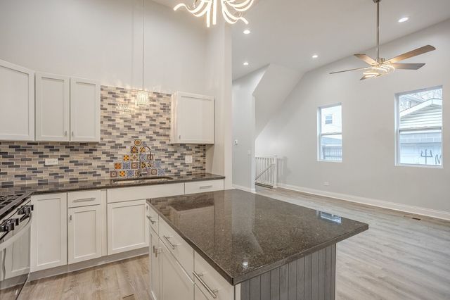 1013 W 18th Place, Chicago, IL 60608