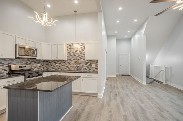 1013 W 18th Place, Chicago, IL 60608